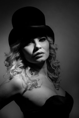 güzel sarışın silindir portresi