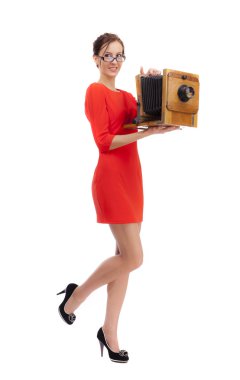 eski bir kamera ile Kırmızı elbiseli kız