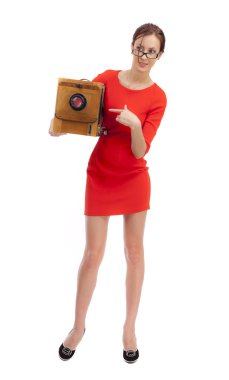 eski bir kamera ile Kırmızı elbiseli kız