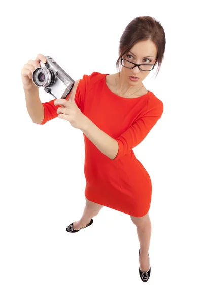 Fille dans une robe rouge avec caméra brillante — Photo