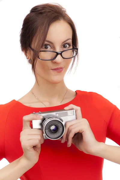 Meisje in een rode jurk met glanzend camera — Stockfoto