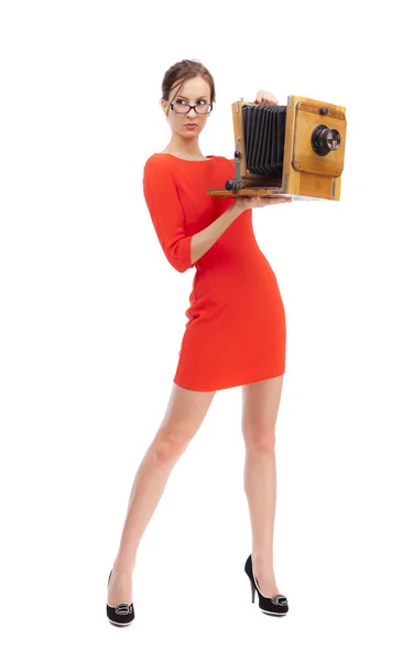 Chica en vestido rojo con una vieja cámara —  Fotos de Stock
