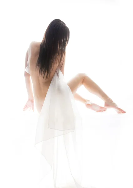 Голая девушка, покрытая прозрачной тканью — стоковое фото