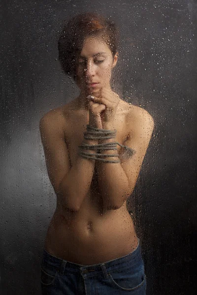 elleri bağlı üstsüz kız