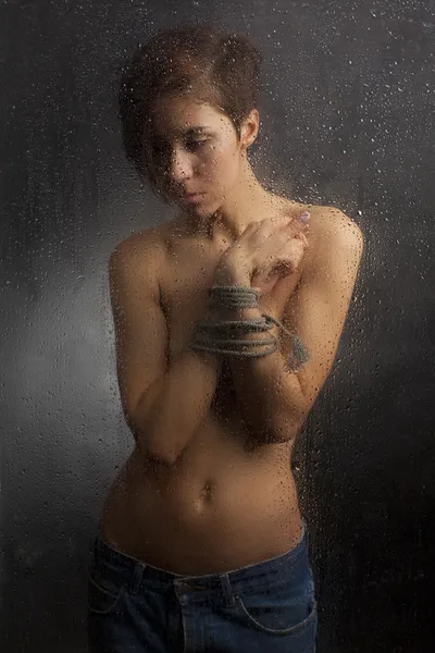 Topless menina com as mãos amarradas — Fotografia de Stock