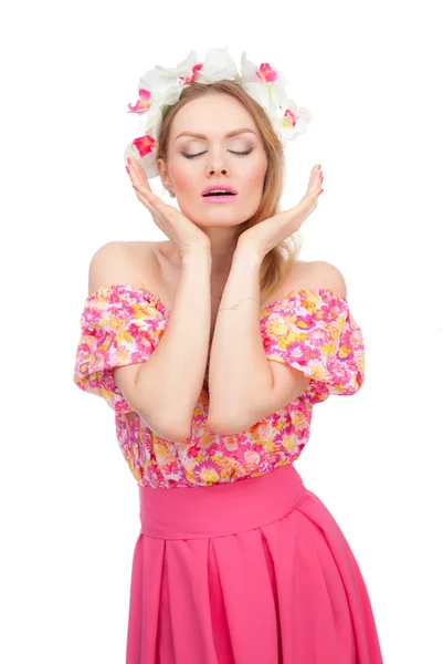 Menina bonita vestindo uma coroa de flores — Fotografia de Stock