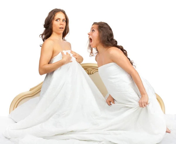 쌍둥이 자매는 침대에 앉아서 논쟁 — 스톡 사진