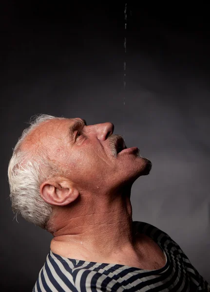 Un hombre mojado sobre el que vierte agua — Foto de Stock