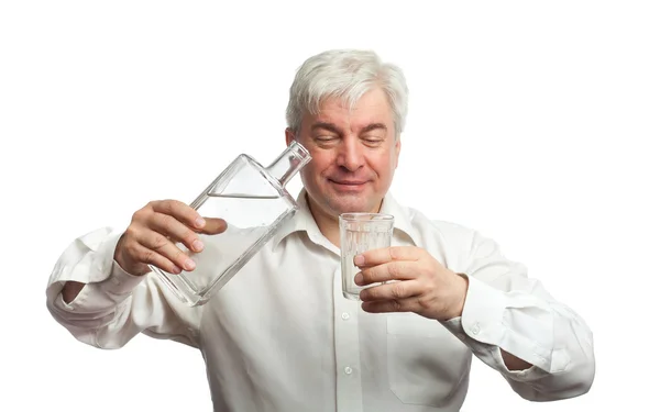 Homem derramando vodka — Fotografia de Stock