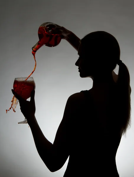 Mulher com vinho tinto — Fotografia de Stock