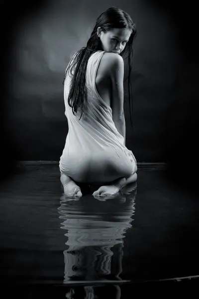 Beyaz gömlekli suya oturan kız