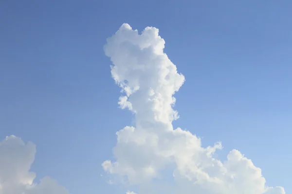 Nube blanca y cielo azul — Foto de Stock