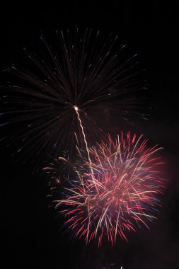 Japon geleneksel fireworks gece gökyüzünde
