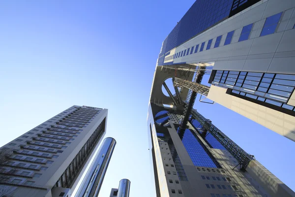 蓝色的天空和建筑在日本大阪梅田天空 — 图库照片
