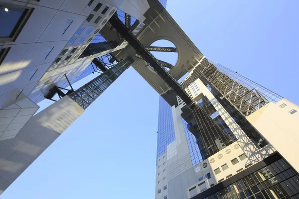 Blauwe hemel en umeda hemel gebouw in osaka, japan — Stockfoto