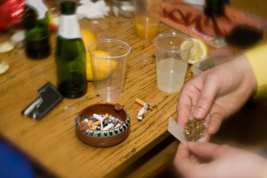 parti uyuşturucu ve alkol kötüye kullanımı