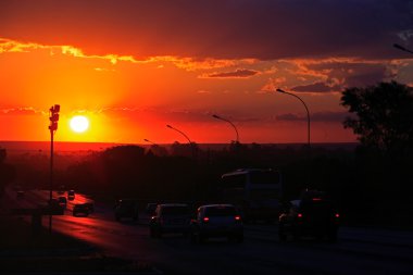 gün batımında trafik