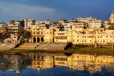 Hindistan 'ın Rajasthan eyaletindeki Udaipur Gölü manzarası