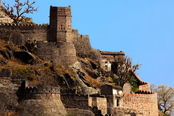 Kumbhalgarh pevnost poblíž ranakpur ve státě Rádžasthán v Indii — Stock fotografie