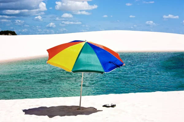 Praia guarda-chuva no Parque Nacional Lencois Maranheses Brasil — Fotografia de Stock