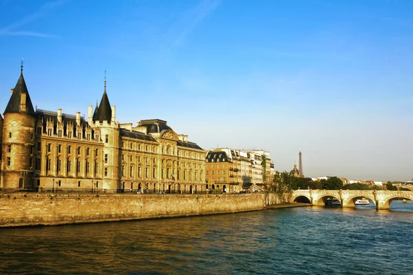 La Conciergerie waterfront París — Foto de Stock