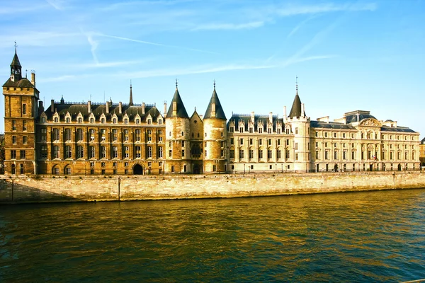 La Conciergerie am Wasser von Paris — Stockfoto