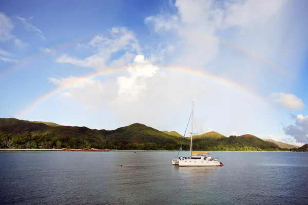 Rainbow over de baai van saint anne — Stockfoto