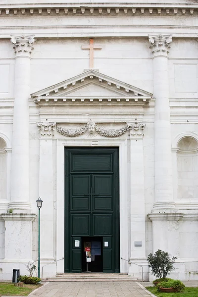 Iglesia puerta delantera venecia italia — Foto de Stock