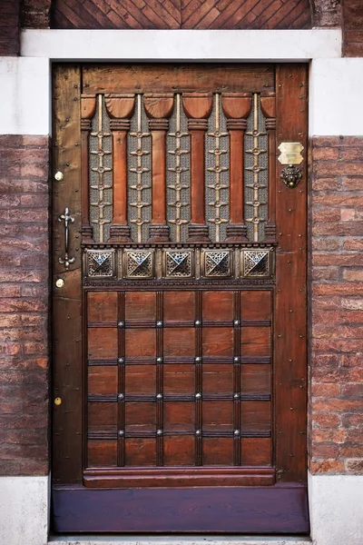 Starověký přední dveře Benátky Itálie — Stock fotografie