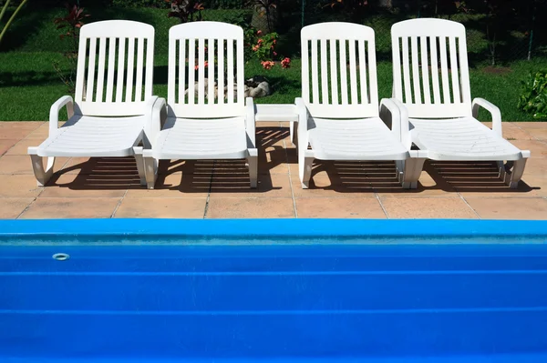 Witte strandstoel bij het zwembad — Stockfoto
