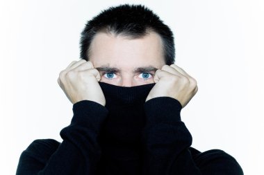 Adam korkmuş kaplumbağa polo boyun saklanıyor