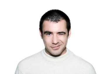 yakın çekim göz kırpıyor adam portresi