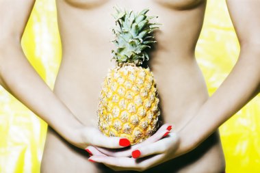 bir ananas tutan kadın karin