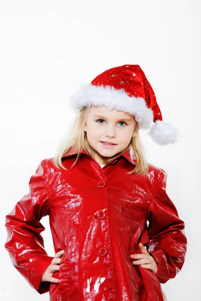 Маленькая девочка готовит рождественскую елку — стоковое фото
