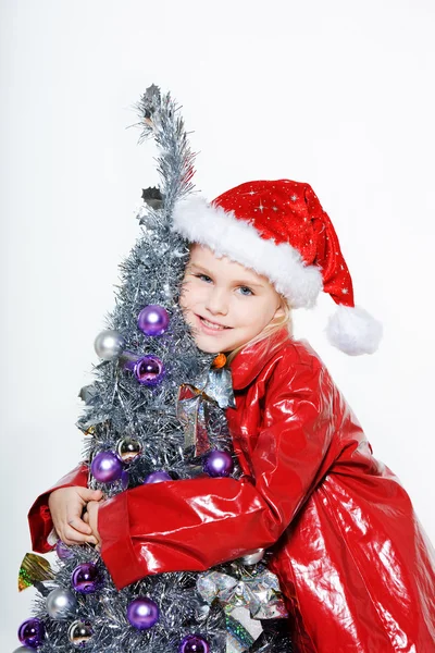 Kleines Mädchen bereitet Weihnachtsbaum vor — Stockfoto