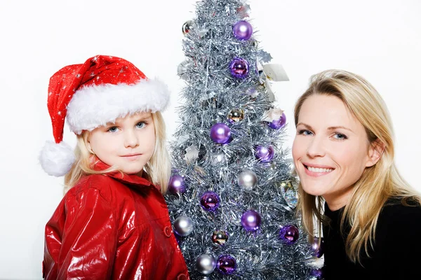 Kleines Mädchen bereitet Weihnachtsbaum vor — Stockfoto