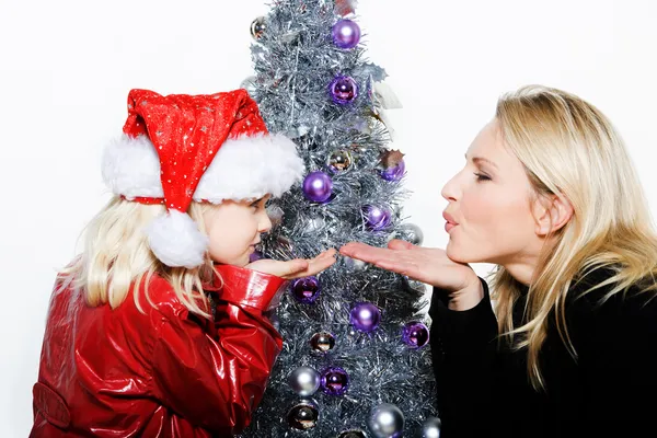 Kleines Mädchen bereitet Weihnachtsbaum vor — Stockfoto