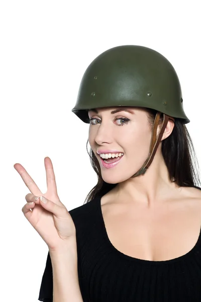 Schöne Frau mit Helm Soldat grüßt den Frieden — Stockfoto