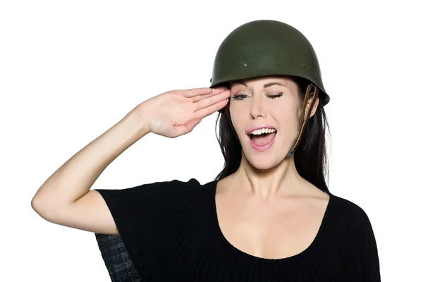 Bela mulher com capacete soldado saudando — Fotografia de Stock