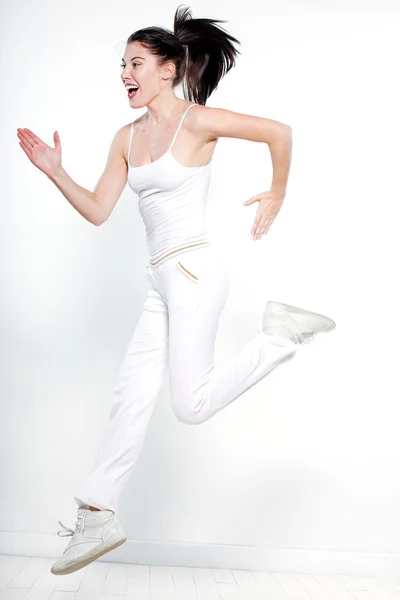 Žena běžec běží jumping šťastný — Stock fotografie