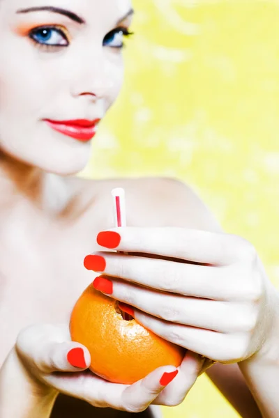 Gyönyörű nő portré kínál narancslé — Stock Fotó
