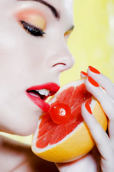 Woman Portrait Licking Grapefruit — Stock Photo, Image