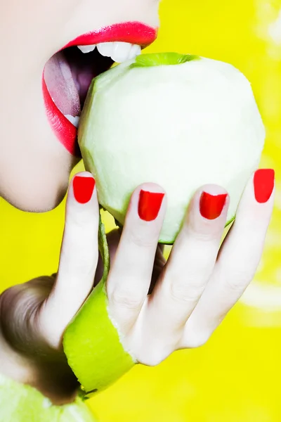 Mujer Retrato mordiendo una manzana — Foto de Stock