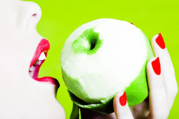 Mujer retrato comer una manzana — Foto de Stock