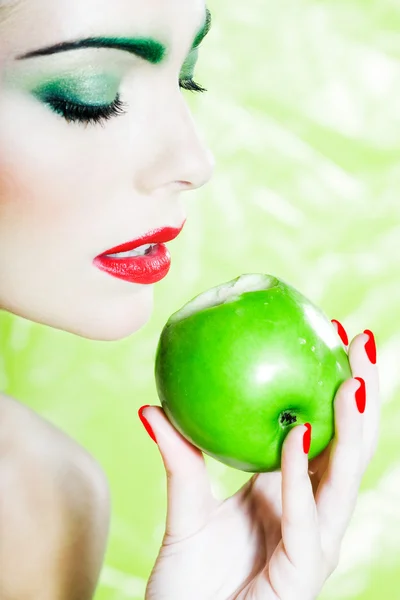 Frauenporträt beim Apfel essen — Stockfoto