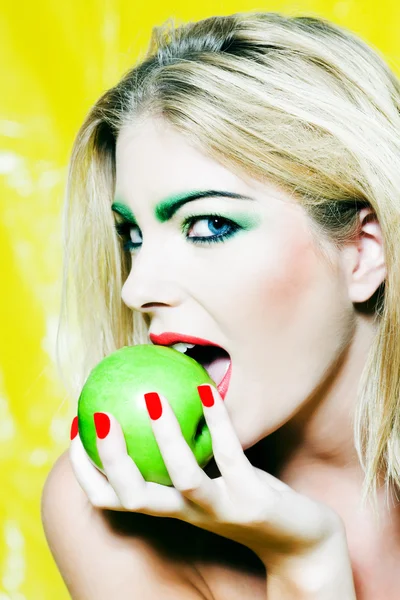 Mujer Retrato comiendo una manzana — Foto de Stock