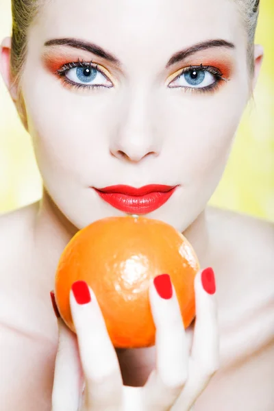 Woman portrait holding a mandarine — Stock Photo, Image