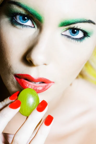 Mulher Retrato comer uva — Fotografia de Stock