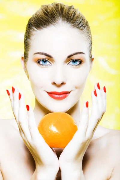 Holding egy narancs nő portré — Stock Fotó