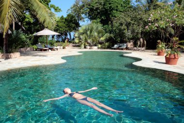 Havuz kenarında dinleniyorum.